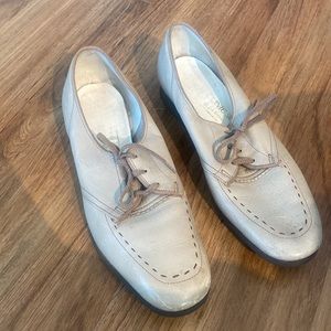 Women's Clinic Taupe Leather Tie Oxford Comfort Shoe Size 7 A/3A (narrow fit)
